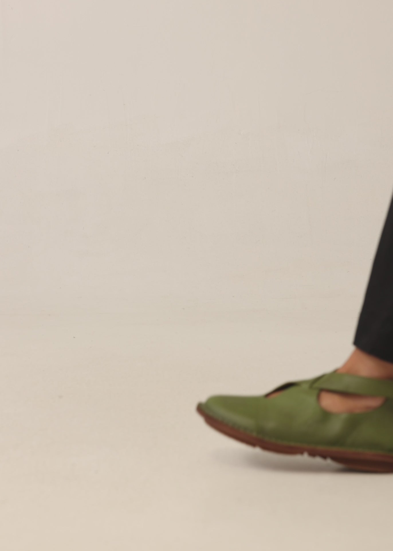 Women's soft leather closed shoes with Velcro, beige
