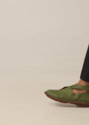 Women's soft leather closed shoes with Velcro, beige