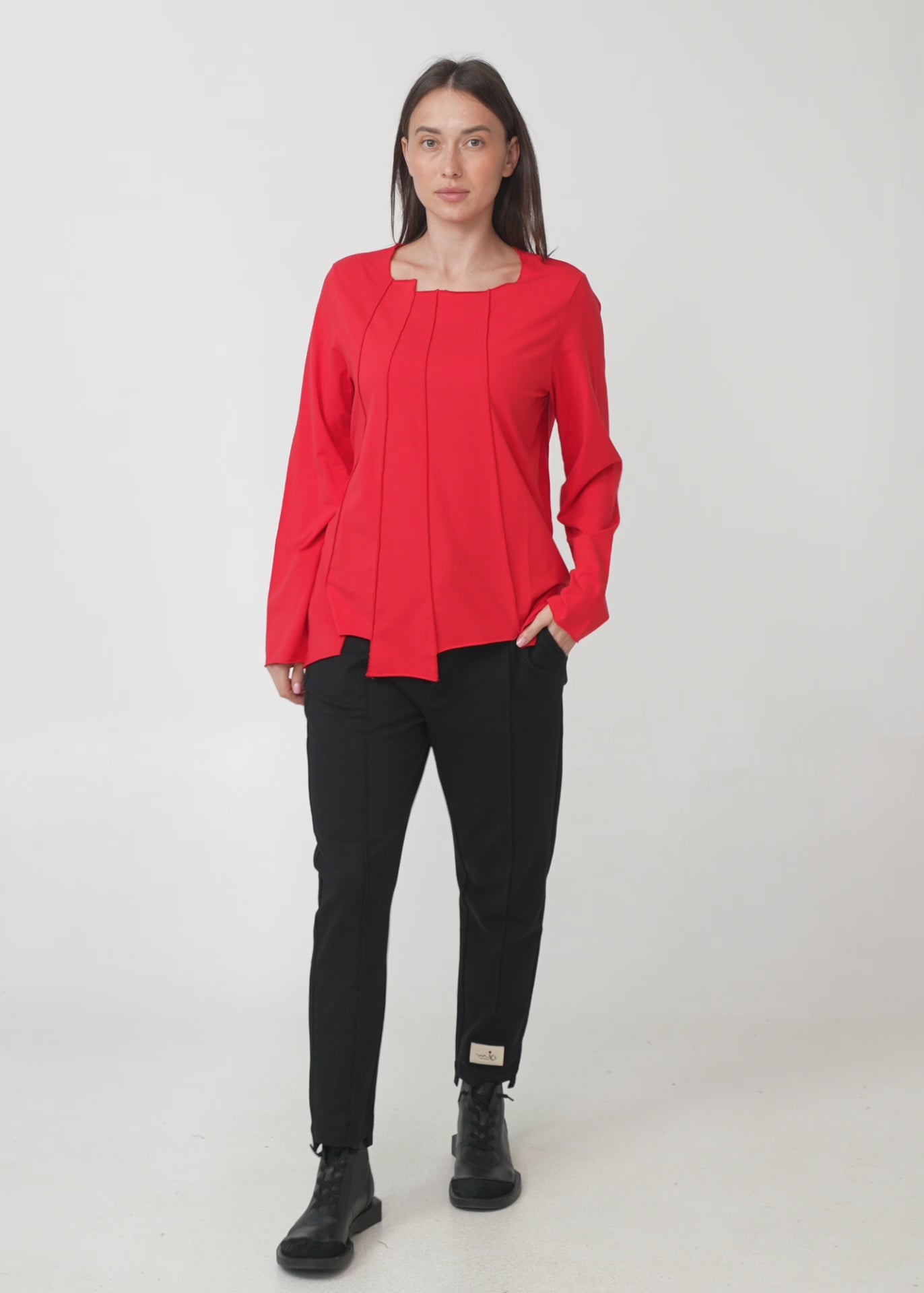 חולצה שרוול ארוך מפתח וסיומת מדורגת חום