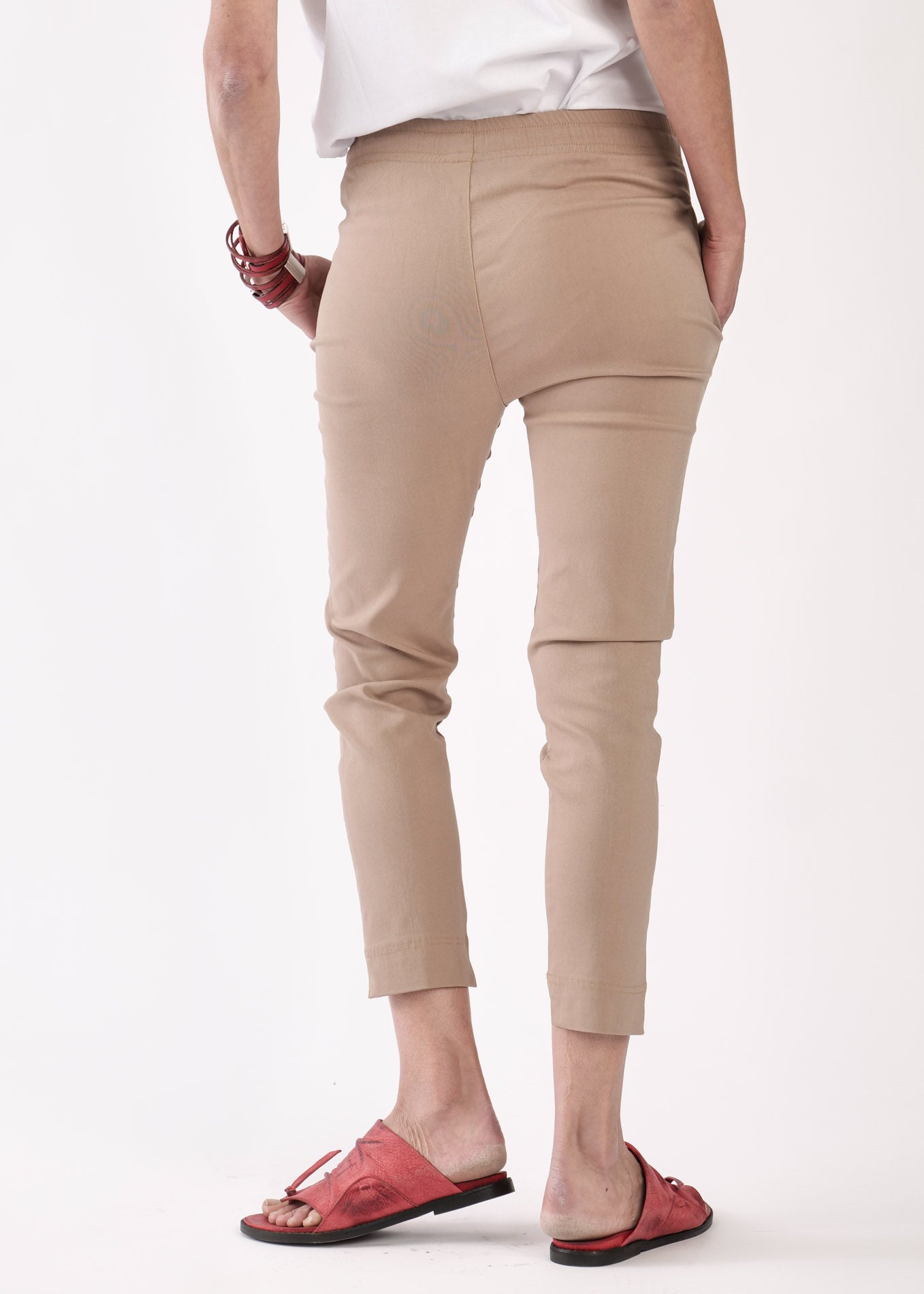 Basic pants with brown drawstring