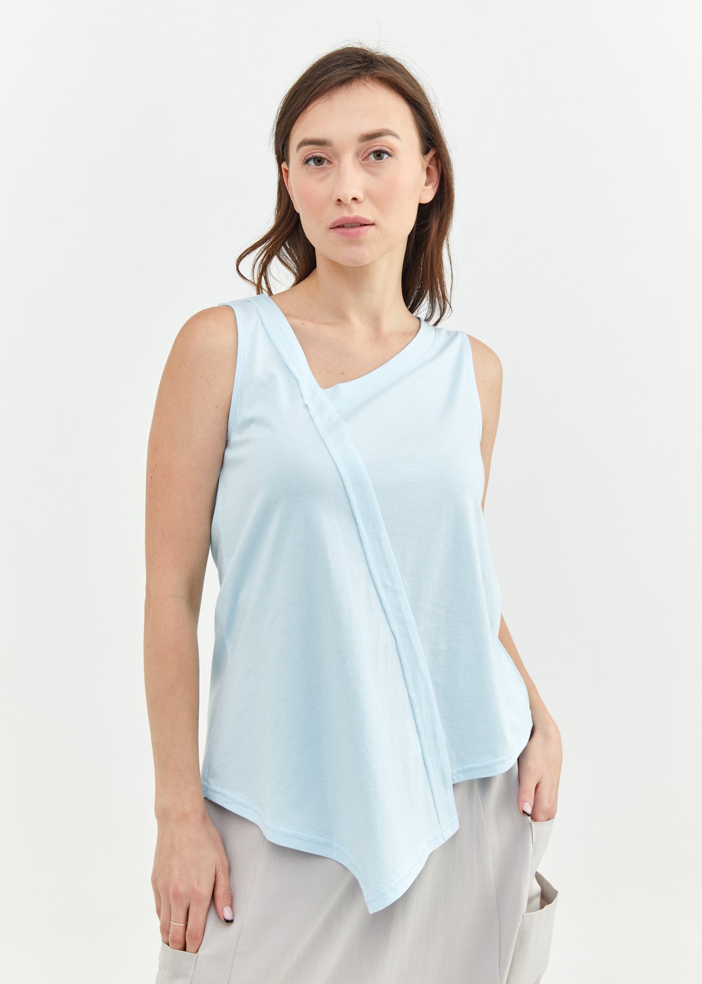 גופייה מפתח אסימטרי סיומת משולשת כחול בהיר