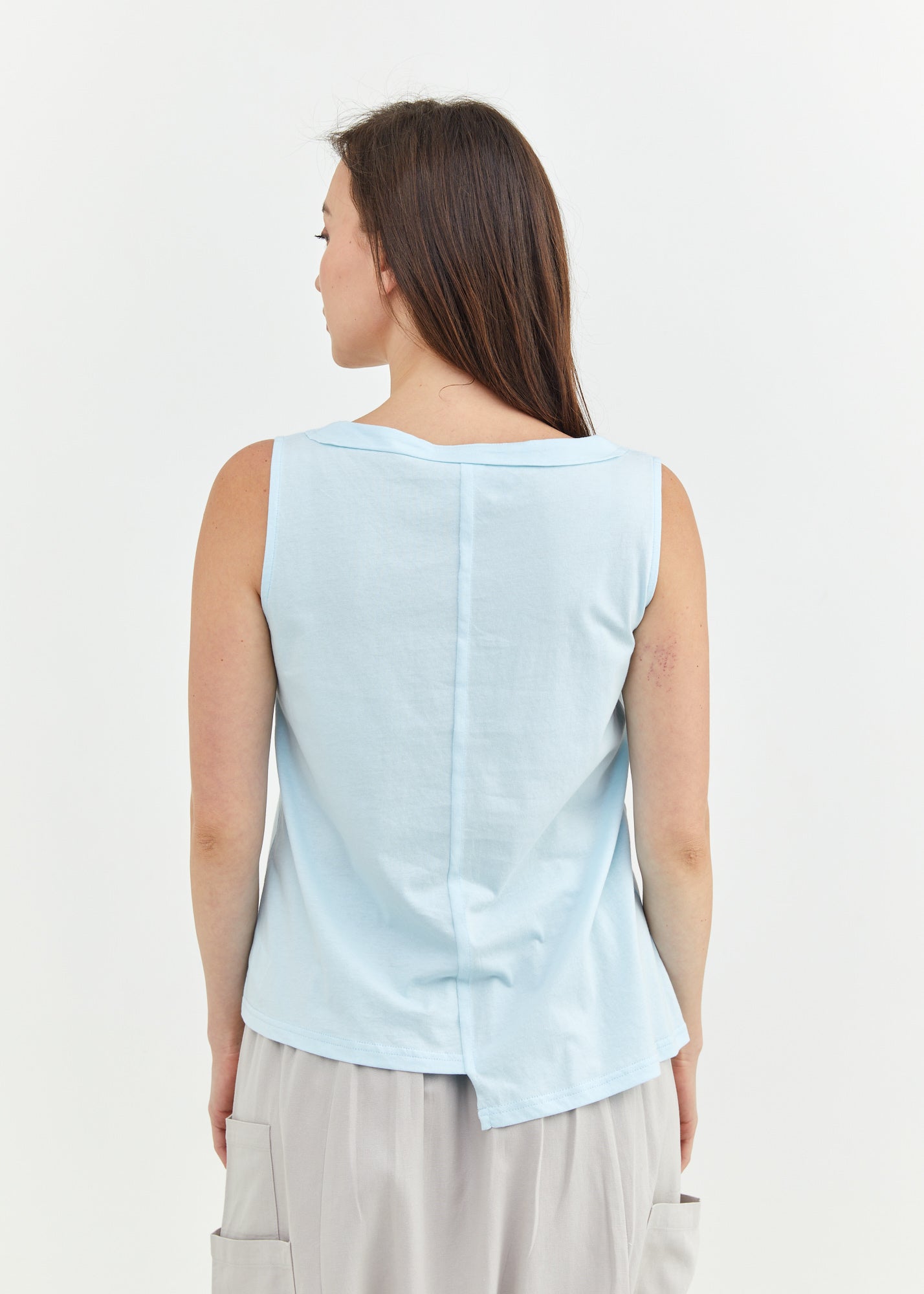 גופייה מפתח אסימטרי סיומת משולשת כחול בהיר