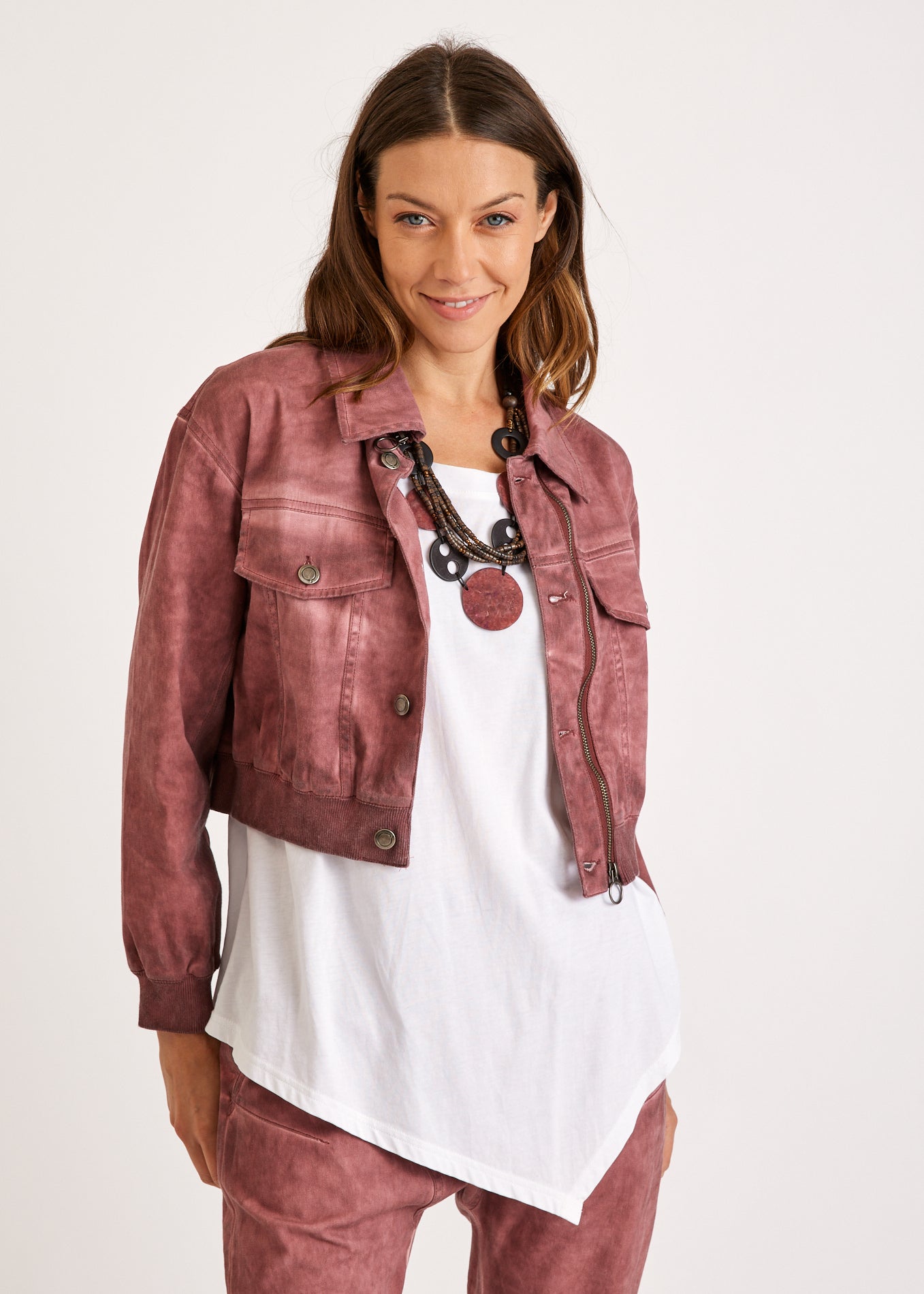 Short jacket with a burgundy zipper