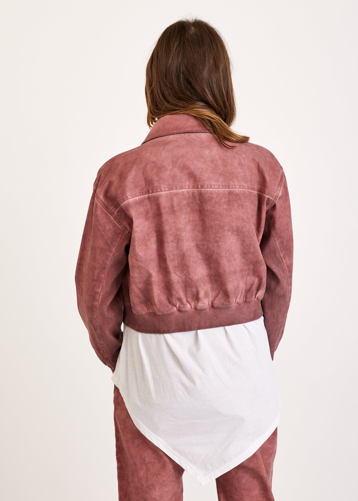 Short jacket with a burgundy zipper